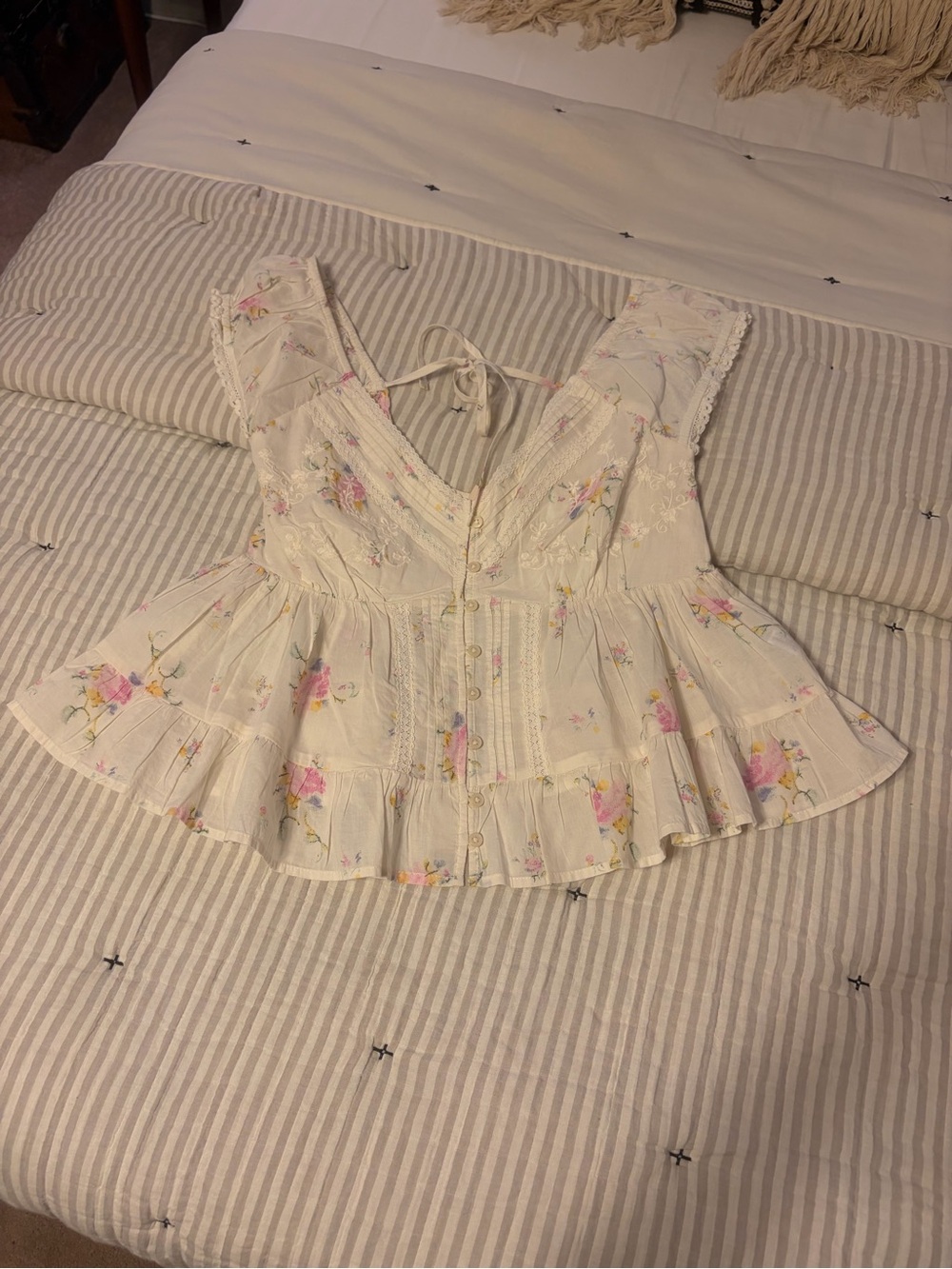 Universal Thread Cream Floral Peplum Button-Front Top